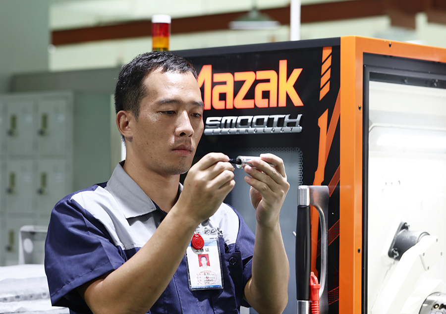 川（chuān）奇員工操作加工設備