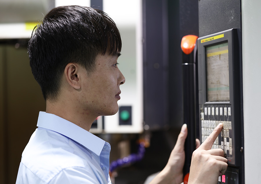 91视频在线員工操（cāo）作加工設備